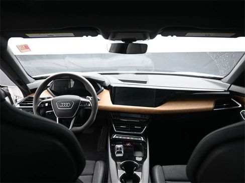 Used 2022 Audi e-tron GT Premium Plus image 28