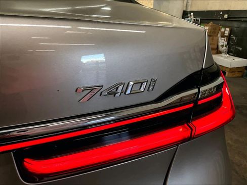 Used 2022 BMW 740i w/ Premium Package image 11