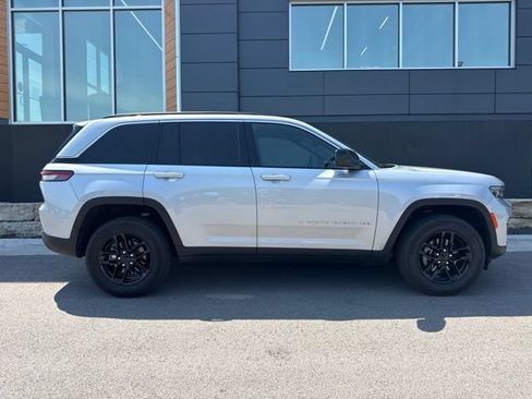 Used 2025 Jeep Grand Cherokee Laredo X w/ Luxury Tech Group I RWD image 2