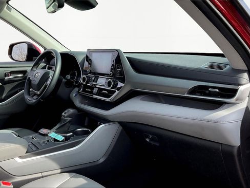 Used 2022 Toyota Highlander XLE image 28