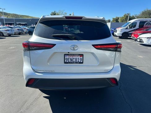 Used 2023 Toyota Highlander XLE image 3