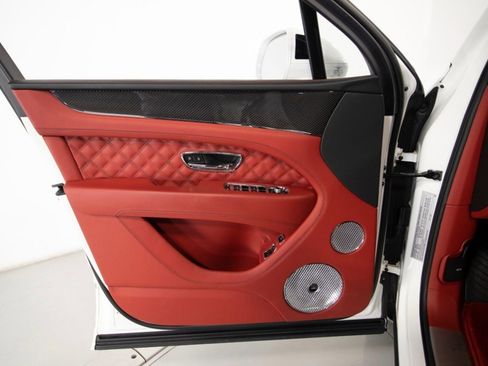 Used 2022 Bentley Bentayga image 34