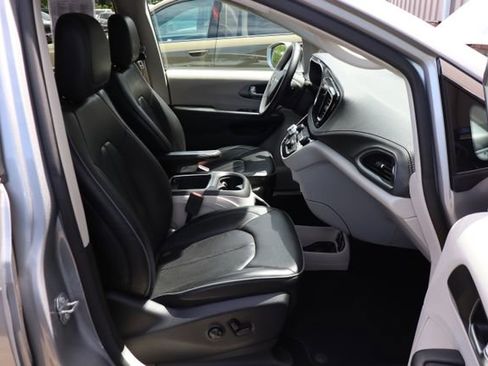 Used 2018 Chrysler Pacifica Limited FWD image 55
