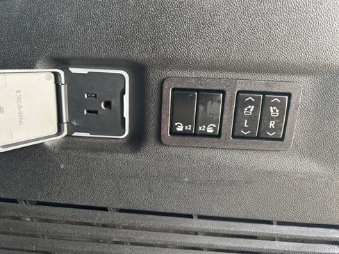 Used 2023 GMC Yukon XL Denali Ultimate AWD/4WD image 15