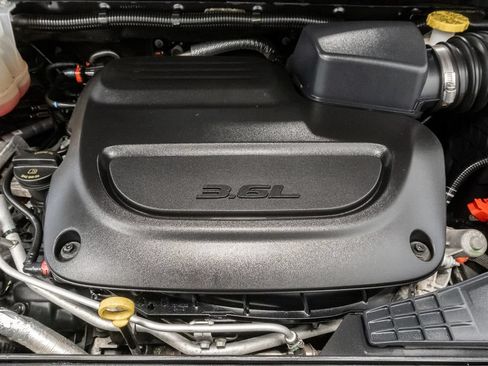 Used 2023 Chrysler Pacifica Touring-L FWD image 4