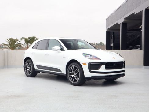 Certified 2025 Porsche Macan AWD/4WD image 7