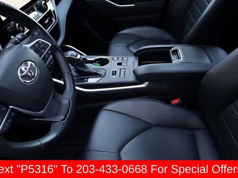 Used 2023 Toyota Highlander XLE AWD/4WD image 42