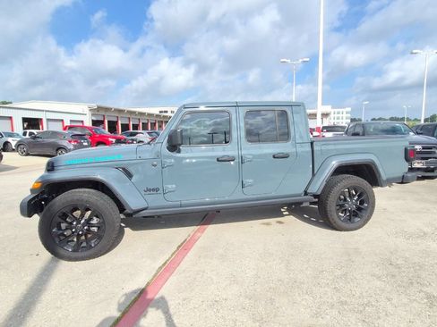Used 2025 Jeep Gladiator Sport AWD/4WD image 3
