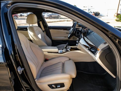 Used 2019 BMW 530e w/ Convenience Package image 33