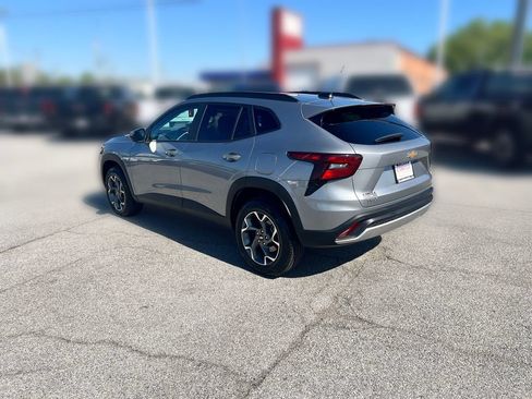 Used 2025 Chevrolet Trax LT w/ LT Convenience Package FWD image 4