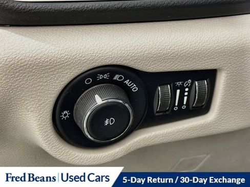 Used 2023 Chrysler Pacifica Touring-L FWD image 15