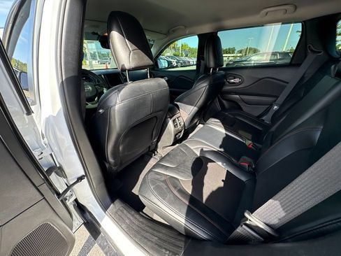 Used 2022 Jeep Cherokee Trailhawk w/ Comfort/Convenience Group AWD/4WD image 15