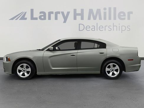 Used 2013 Dodge Charger SE image 3