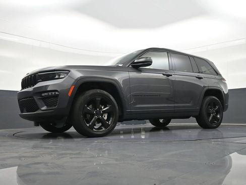 Used 2023 Jeep Grand Cherokee Limited w/ Black Appearance Package image 25