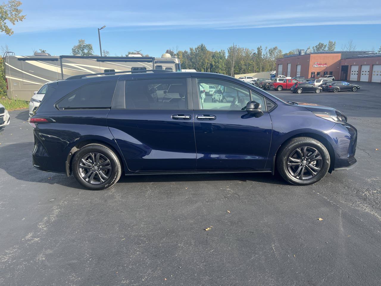 Used 2025 Toyota Sienna XSE AWD/4WD image 9