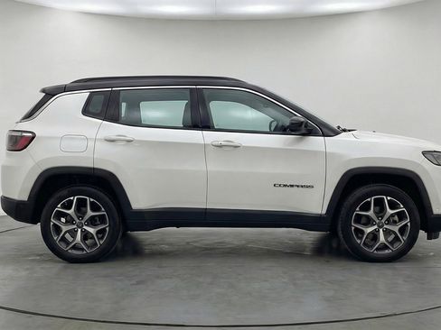 Used 2025 Jeep Compass Limited image 11