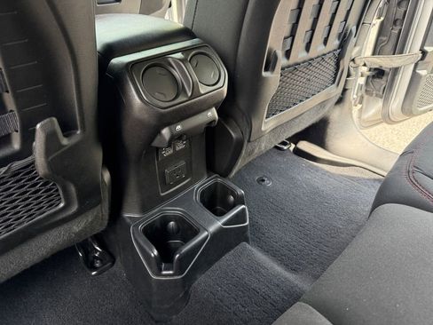 Used 2021 Jeep Wrangler Unlimited Rubicon AWD/4WD image 27