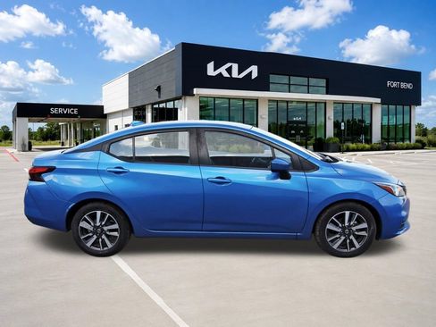 Used 2020 Nissan Versa SV FWD image 4