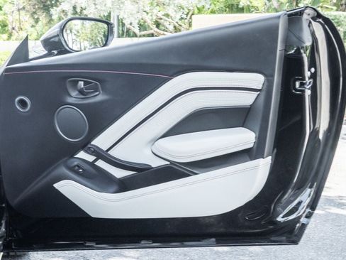 Used 2022 Aston Martin V8 Vantage Roadster RWD image 23