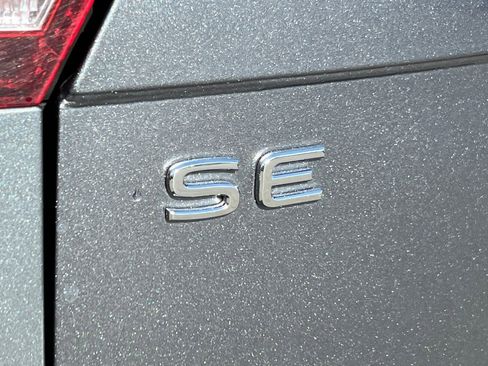 Used 2022 Volkswagen Tiguan SE image 28