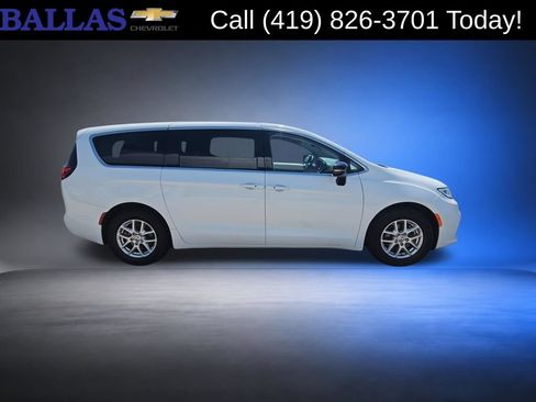 Used 2024 Chrysler Pacifica Touring-L FWD image 9