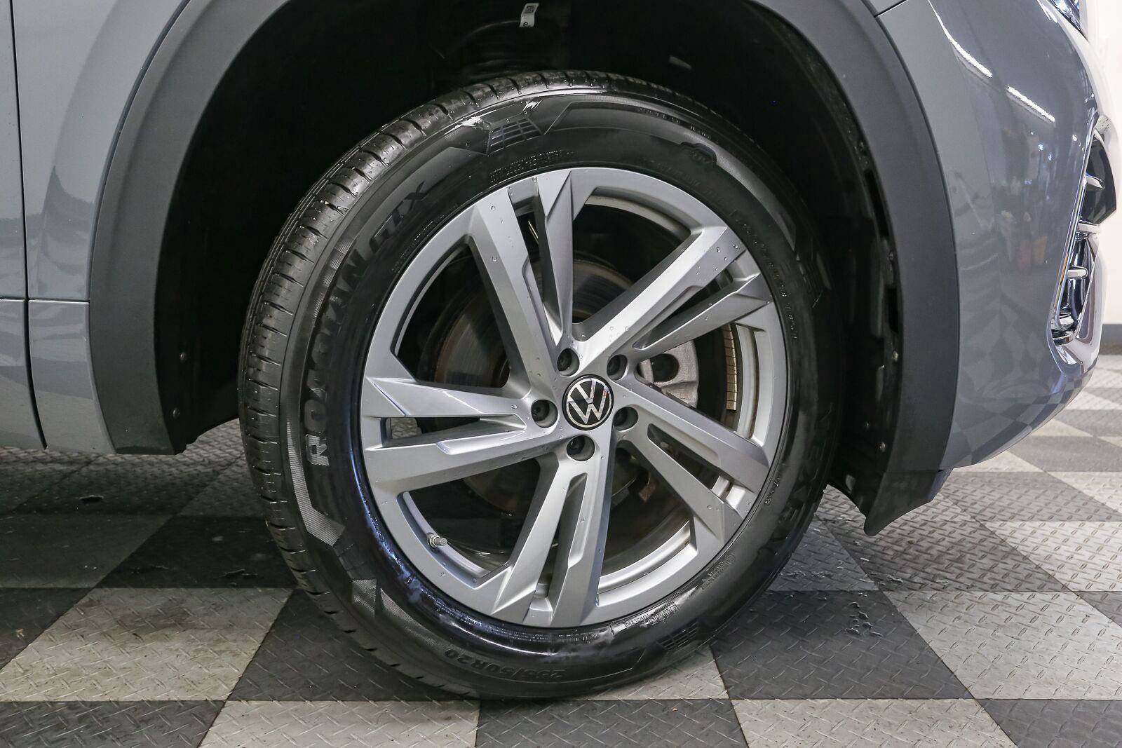 Certified 2024 Volkswagen Atlas Cross Sport SEL R-Line AWD/4WD image 19