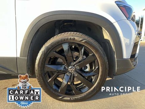 Used 2023 Volkswagen Taos SE w/ Panoramic Sunroof Package image 4