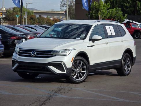 Used 2023 Volkswagen Tiguan SE image 2