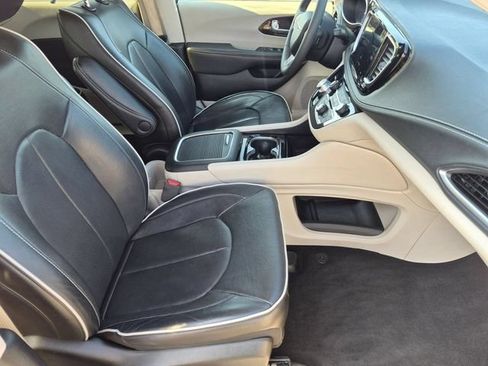 Used 2023 Chrysler Pacifica Limited FWD image 34
