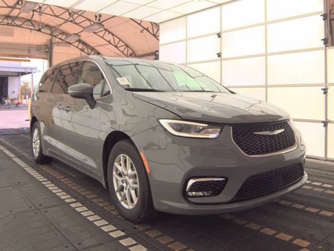 Used 2023 Chrysler Pacifica Touring-L image 3