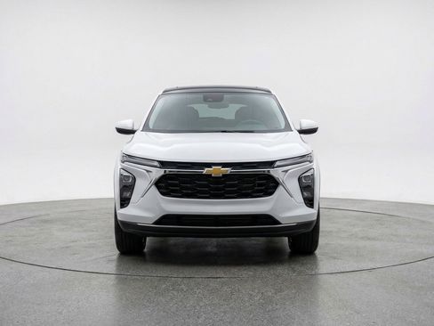 Used 2025 Chevrolet Trax LT image 2