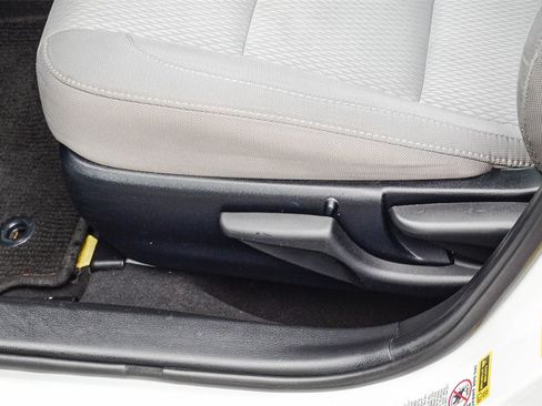 Used 2015 Toyota Corolla LE image 23