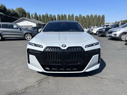 Used 2023 BMW 740i image 3