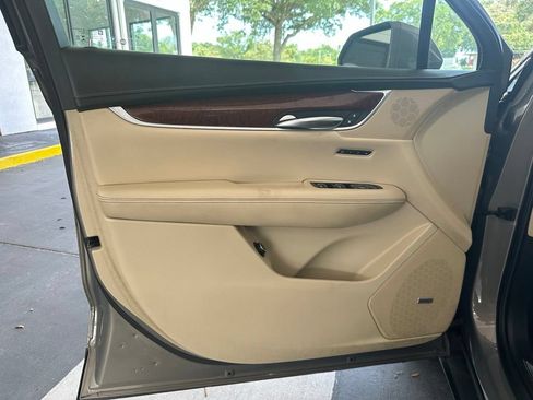Used 2018 Cadillac XT5 Luxury w/ Driver Awareness Package FWD image 8