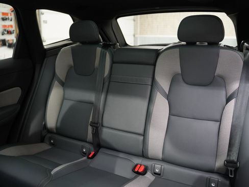 Used 2022 Volvo XC60 B5 R-Design w/ Advanced Package image 32