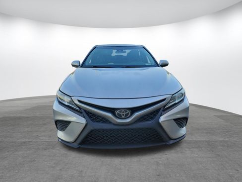 Used 2018 Toyota Camry SE FWD image 2
