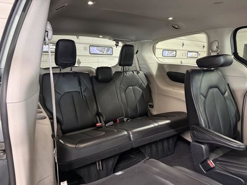 Used 2024 Chrysler Pacifica Touring-L image 28