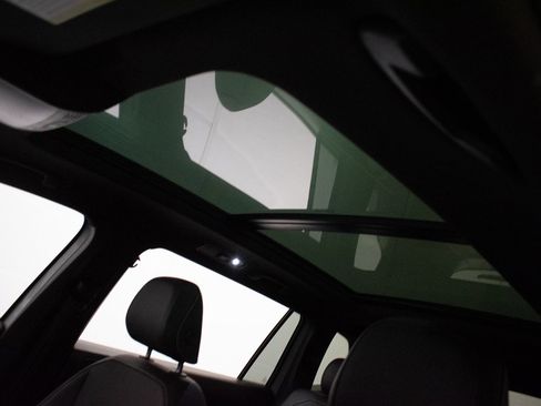 Used 2022 Volkswagen Tiguan SE R-Line image 20