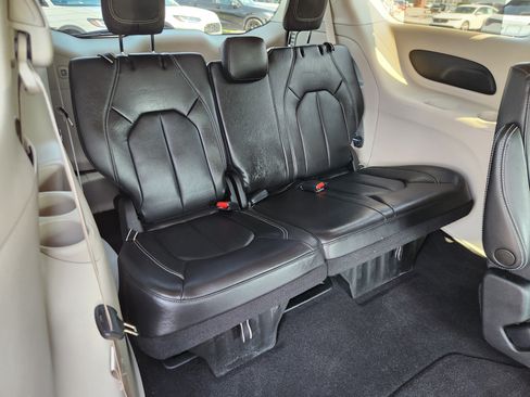 Used 2022 Chrysler Pacifica Touring-L FWD image 15