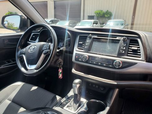 Used 2018 Toyota Highlander Plus FWD image 28