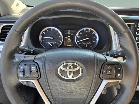 Used 2014 Toyota Highlander Limited Platinum image 25