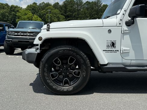 Used 2017 Jeep Wrangler Unlimited Sahara AWD/4WD image 12