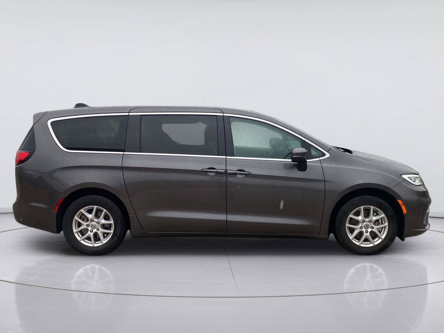 Used 2023 Chrysler Pacifica Touring-L FWD image 6