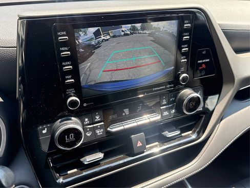 Used 2021 Toyota Highlander XLE AWD/4WD image 32