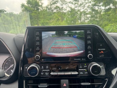 Used 2022 Toyota Highlander XSE AWD/4WD image 16