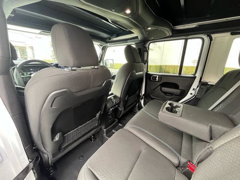 Used 2025 Jeep Wrangler Unlimited Rubicon 4xe w/ Convenience Group AWD/4WD image 33