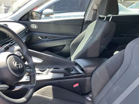 Used 2025 Hyundai Elantra SE FWD image 10