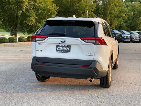 Used 2021 Toyota RAV4 LE AWD/4WD image 8