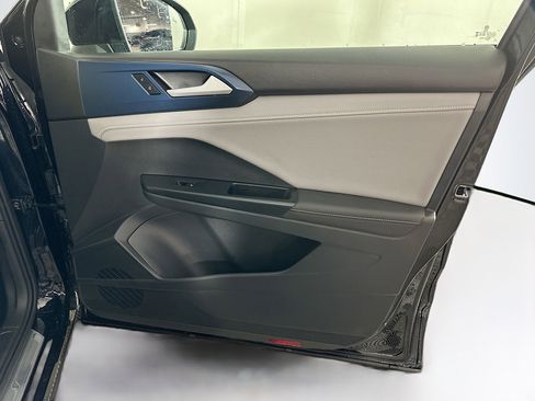 Used 2024 Volkswagen Taos SE image 30