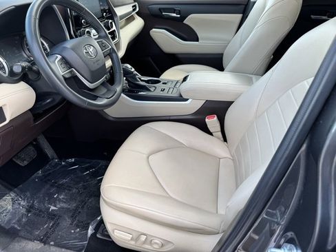 Certified 2022 Toyota Highlander XLE image 5